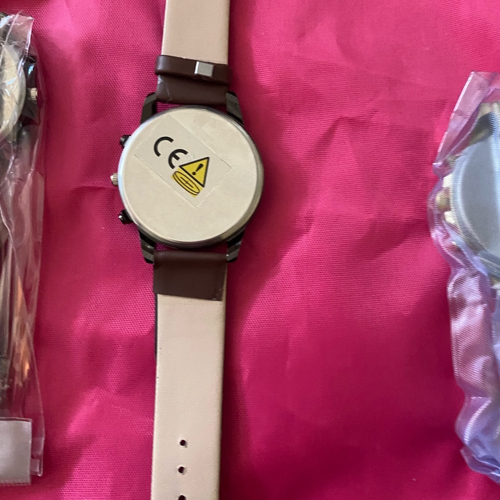Set of Four Stylish Watches with Pink Bag - Picture 5 of 8